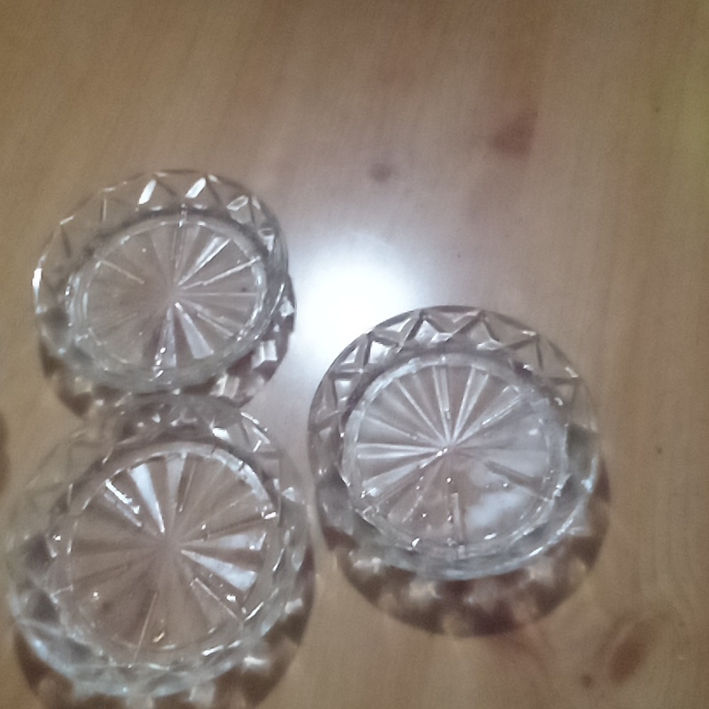 It looks like I don't know if it's Crystal or imitation Crystal three of them